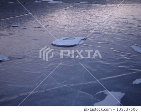 清晨，冰封的湖面上仍殘留著積雪（20260110064116） 135337506