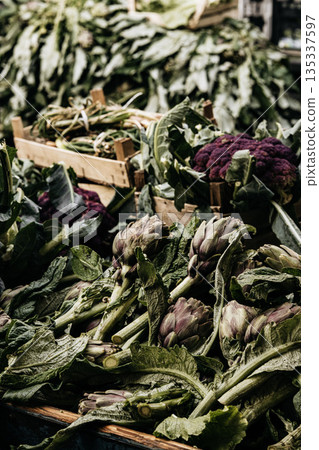 Fresh Cauliflower And Purple Cauliflower At Market Stall: Raw Seasonal Vegetables Displayed In Traditional profiling Food Market Scene 135337597