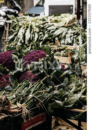 Fresh Cauliflower And Purple Cauliflower At Market Stall: Raw Seasonal Vegetables Displayed In Traditional profiling Food Market Scene 135337600