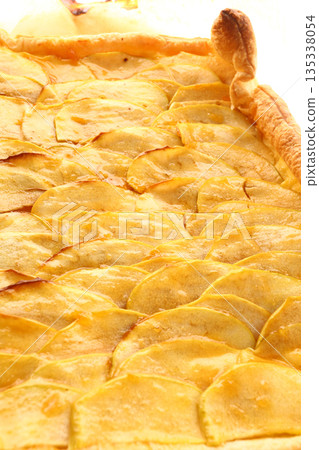 Delicious homemade apple pie with flaky crust and warm cinnamon-spiced filling. Delicious homemade apple pie with flaky crust and warm cinnamon-spiced filling. 135338054