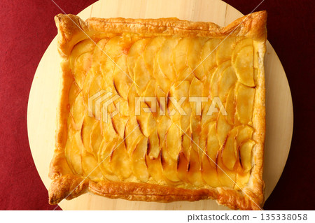 Delicious homemade apple pie with flaky crust and warm cinnamon-spiced filling. 135338058