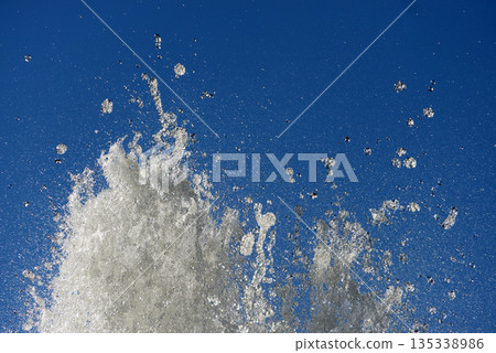Fountain spray 135338986