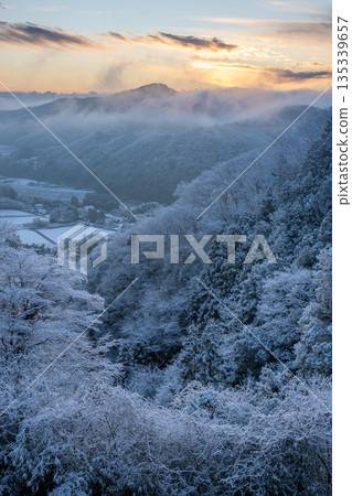 清晨,白雪皚皚的山峰上覆蓋著一層霜凍。 清晨,白雪皚皚的山峰上覆蓋著一層霜凍。 135339657