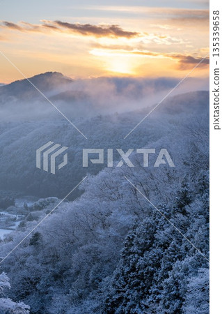 清晨,白雪皚皚的山峰上覆蓋著一層霜凍。 清晨,白雪皚皚的山峰上覆蓋著一層霜凍。 135339658