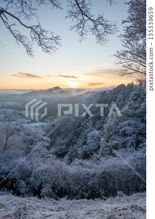 清晨,白雪皚皚的山峰上覆蓋著一層霜凍。 清晨,白雪皚皚的山峰上覆蓋著一層霜凍。 135339659