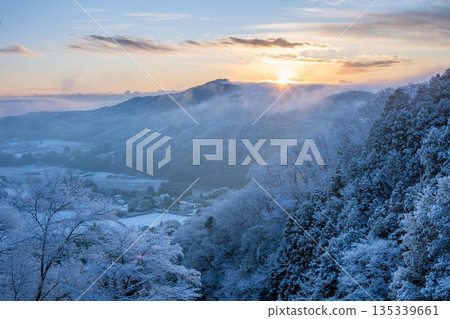 清晨，白雪皚皚的山峰上覆蓋著一層霜凍。 135339661