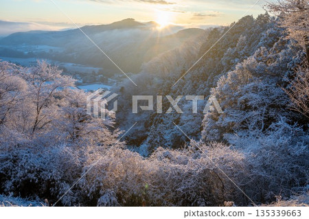 清晨,白雪皚皚的山峰上覆蓋著一層霜凍。 清晨,白雪皚皚的山峰上覆蓋著一層霜凍。 135339663