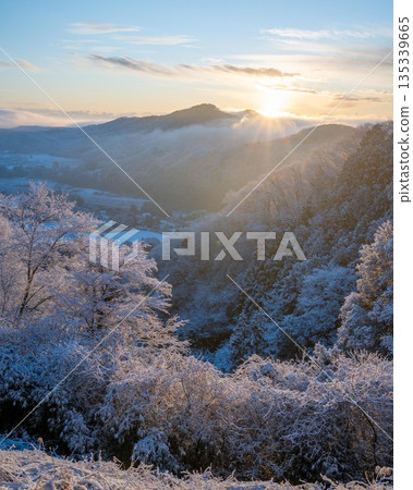 清晨,白雪皚皚的山峰上覆蓋著一層霜凍。 清晨,白雪皚皚的山峰上覆蓋著一層霜凍。 135339665