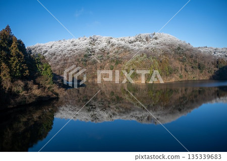 清晨,白雪皚皚的山峰上覆蓋著一層霜凍。 清晨,白雪皚皚的山峰上覆蓋著一層霜凍。 135339683
