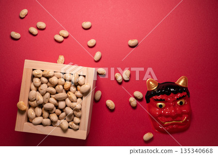 節分攝影，以紅底豆子和鬼面具為主題 135340668