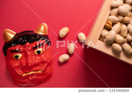節分圖像素材，包括枇杷和惡魔面具中的大豆 135340669