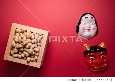 大豆裝在木箱裡，旁邊是惡魔面具和阿龜面具，背景是紅色。 135340671
