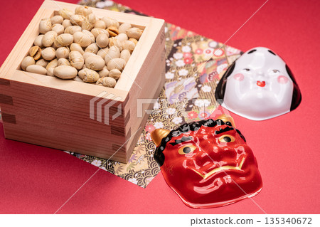 靜物畫：盛放在枡箱中的大豆、惡魔與龜面具 135340672