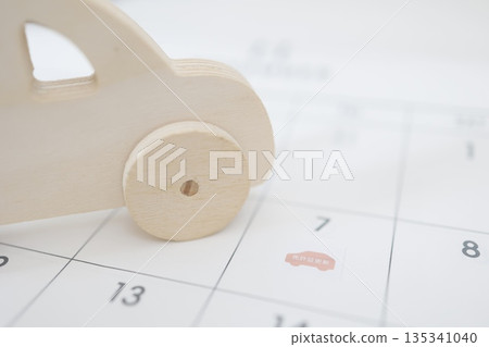 A sticker on the calendar showing the license renewal date. An example of deadline management. A sticker on the calendar showing the license renewal date. An example of deadline management. 135341040