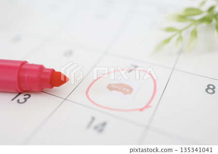 A sticker on the calendar showing the license renewal date. An example of deadline management. 135341041