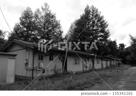 Low-rise public housing in the Showa era Low-rise public housing in the Showa era 135341101