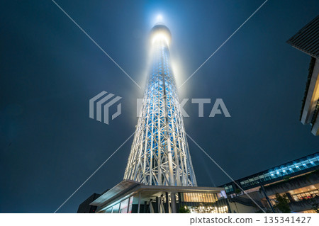 東京晴空塔籠罩在東京墨田區的雨雲中 135341427