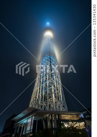 東京晴空塔籠罩在東京墨田區的雨雲中 135341430