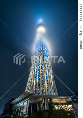 東京晴空塔籠罩在東京墨田區的雨雲中 135341431
