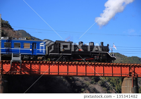 Oigawa Railway C10-8, dressed in special New Year's decorations, crossing the iron bridge. Photo taken on January 3, 2026. 135341482