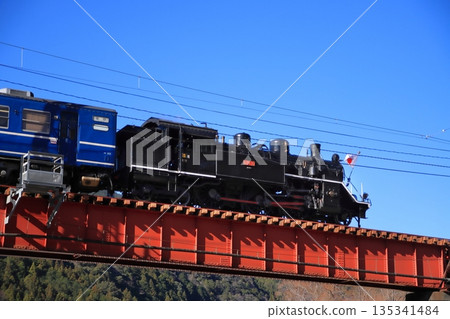 Oigawa Railway C10-8, dressed in special New Year's decorations, crossing the iron bridge. Photo taken on January 3, 2026. 135341484