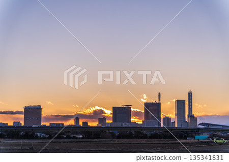 從美沼稻田和埼玉新都市中心眺望的「埼玉縣」傍晚景色 135341831