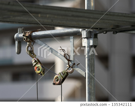 建築工地鷹架上的滑輪 135342111