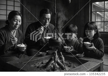 昭和時代的一幕：一家人圍坐在爐火旁吃飯 135342235