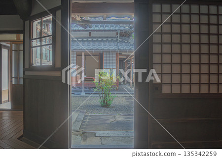拍攝縐綢街道,這裡從江戶時代到明治時代和昭和初期,高品質的丹後縐綢在這裡蓬勃發展。 拍攝縐綢街道,這裡從江戶時代到明治時代和昭和初期,高品質的丹後縐綢在這裡蓬勃發展。 135342259