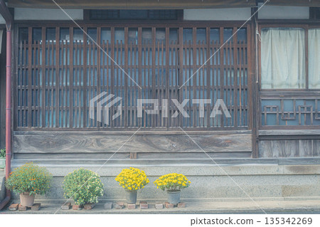 Photographing the streets of Chirimen Kaido, where high-quality fabric Tango Chirimen flourished from the Edo period through the Meiji and early Showa periods. 135342269