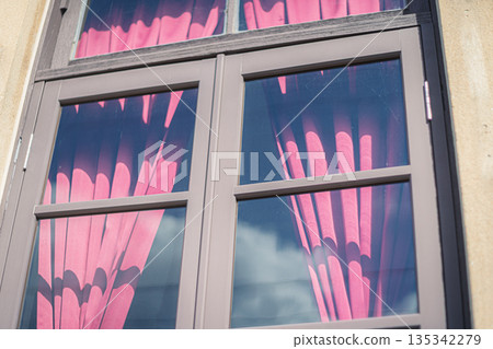 Photographing the streets of Chirimen Kaido, where high-quality fabric Tango Chirimen flourished from the Edo period through the Meiji and early Showa periods. 135342279