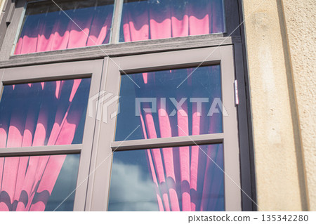 Photographing the streets of Chirimen Kaido, where high-quality fabric Tango Chirimen flourished from the Edo period through the Meiji and early Showa periods. 135342280