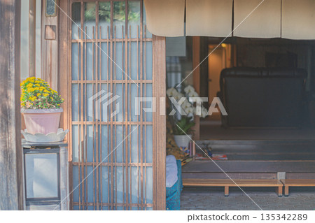拍攝縐綢街道，這裡從江戶時代到明治時代和昭和初期，高品質的丹後縐綢在這裡蓬勃發展。 135342289