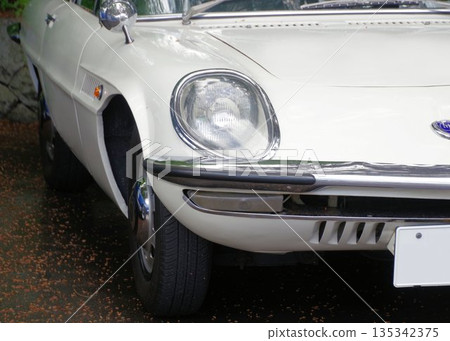 日本跑車馬自達 Cosmo Sport 的前臉 日本跑車馬自達 Cosmo Sport 的前臉 135342375