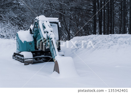 白雪皚皚的景色和A-2型挖土機,色彩冷艷。 白雪皚皚的景色和A-2型挖土機,色彩冷艷。 135342401