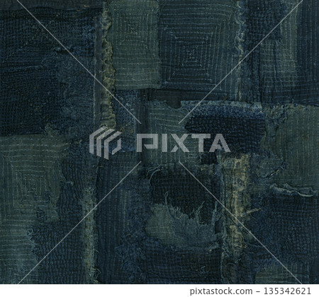 採用復古靛藍染料製作的藝術刺繡拼布。 135342621