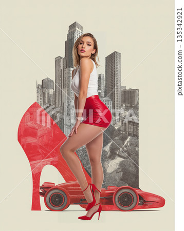 穿著迷你裙和高跟鞋在賽車前擺姿勢 135342921