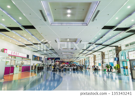台灣高雄國際機場到達大廳 135343241