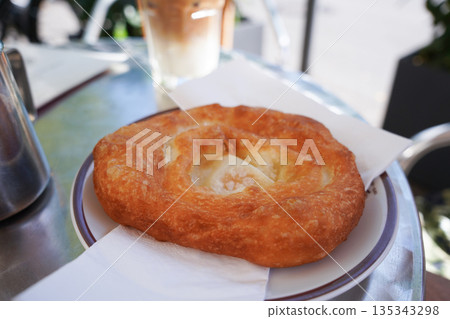 Schmalznudel,一種慕尼黑特色油炸麵包 Schmalznudel,一種慕尼黑特色油炸麵包 135343298