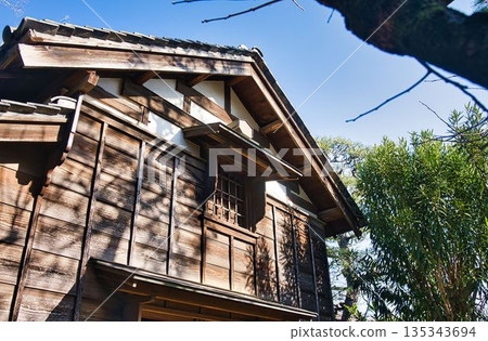 老私有房子和藍天 老私有房子和藍天 135343694