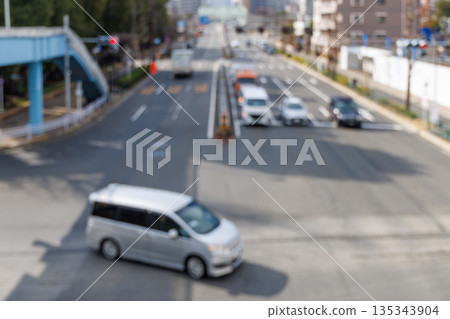 城市道路上行駛的汽車和城市景觀的抽象散景背景（失焦） 135343904