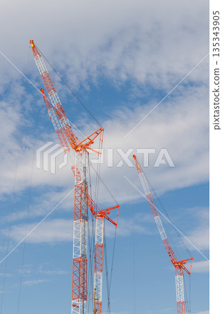 三台紅白相間的建築起重機和藍天 135343905