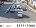 城市道路上行駛的汽車和城市景觀的抽象散景背景（失焦） 135343909