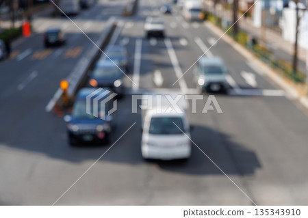 城市道路上行駛的汽車和城市景觀的抽象散景背景（失焦） 135343910