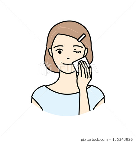 圖：一位老婦人小心翼翼地用棉花做護膚 135343926