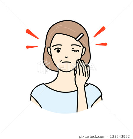 圖:一位老年婦女焦急地檢視自己的皮膚問題。 圖:一位老年婦女焦急地檢視自己的皮膚問題。 135343932