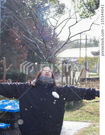 冬日清晨,一個小女孩在白雪皚皚的公園裡玩雪仗,玩得不亦樂乎。 冬日清晨,一個小女孩在白雪皚皚的公園裡玩雪仗,玩得不亦樂乎。 135344041