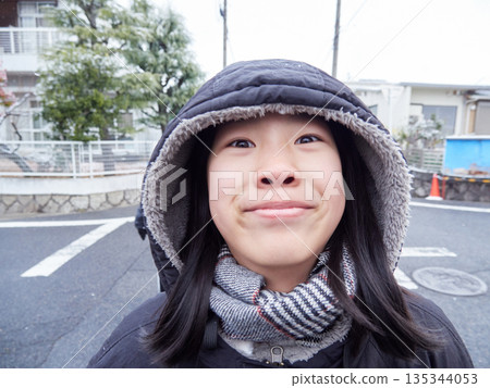 冬日清晨,一位國中女生走在白雪皚皚的居民區。 冬日清晨,一位國中女生走在白雪皚皚的居民區。 135344053