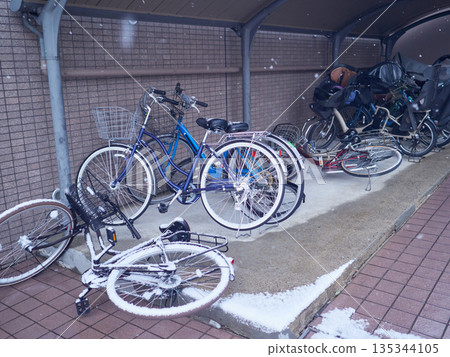 冬日清晨,強風吹倒了停放在自行車停車場的一輛自行車。 冬日清晨,強風吹倒了停放在自行車停車場的一輛自行車。 135344105