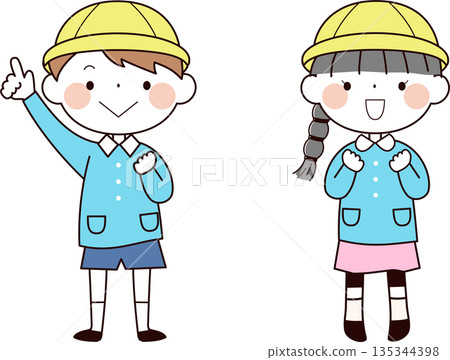 穿著罩衫的孩子們 135344398